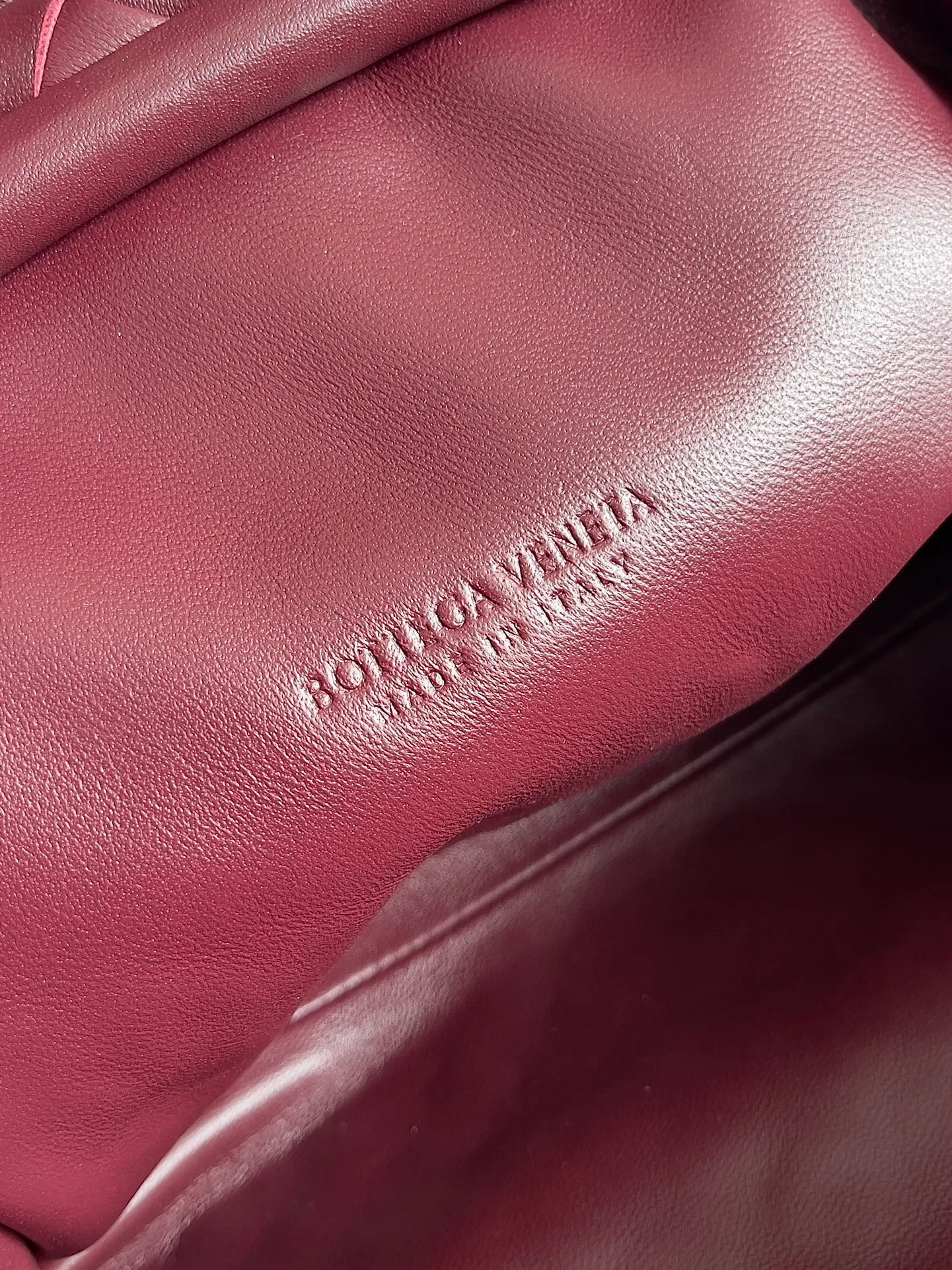 Batch 2260 BOTTEGA VENETA Lady's LAUREN CLUTCH Chain Clutch was inspired by 40 years ago. It is a perfect fusion of classic and modern bags. It is effortless and fashionable for any occasion and at any time. The newly added detachable metal chain allows people to have more ways to carry it. It is grand and elegant. Style No.: 785807 Size: 31.5*16.5*11cm